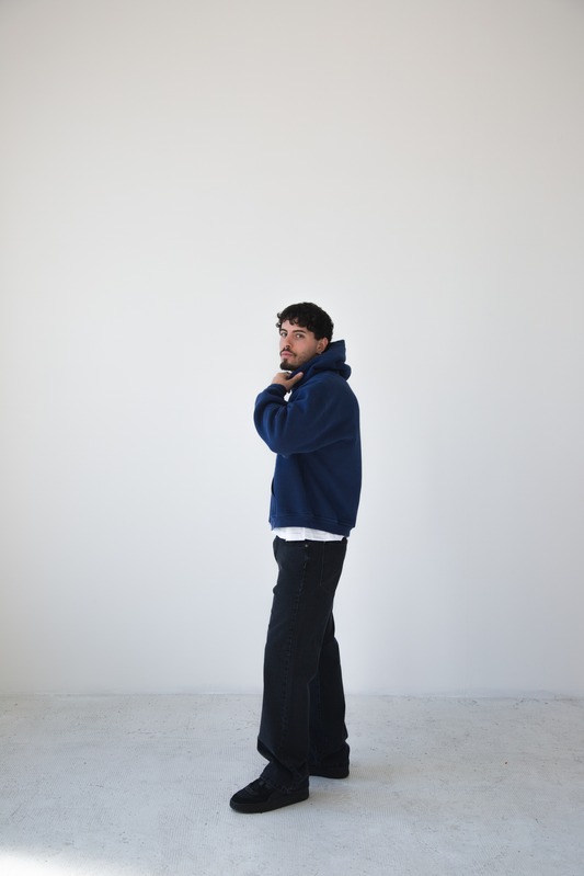 Bruno Esposto en estudio con buzo azul